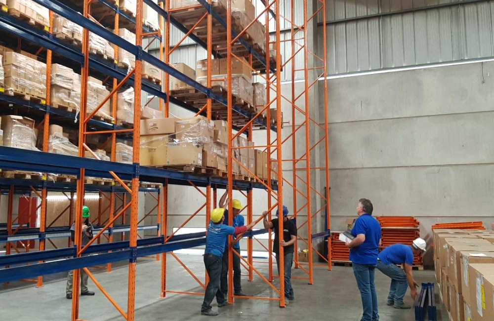 Projeto de porta pallets realizado pela Tubomar, junto a empresa Platinium Log em Itajaí. Buscando verticalizar o espaço para mercadorias, dando mais espaço e agilizando a logística dentro do galpão da empresa.