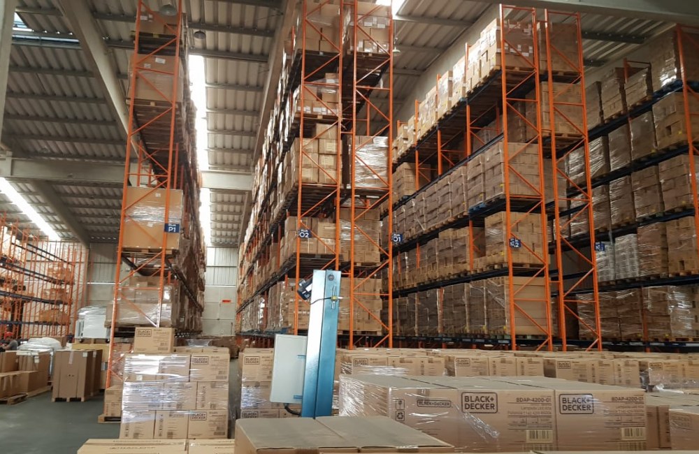 Projeto de porta pallets realizado pela Tubomar, junto a empresa Platinium Log em Itajaí. Buscando verticalizar o espaço para mercadorias, dando mais espaço e agilizando a logística dentro do galpão da empresa.